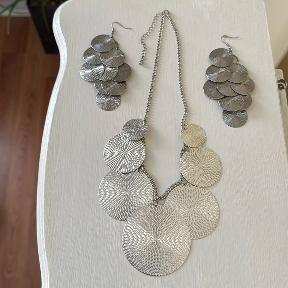 🔥Ladies necklace and earring set. Costume jewelry NWOT🔥